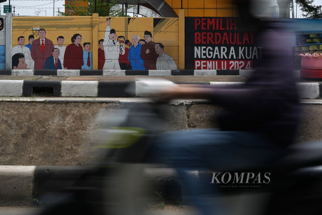 Pengendara sepeda motor melintasi mural berisi ajakan untuk memilih dalam pemilu 2024 di Jalan Cakung Cilincing Barat, Jakarta Timur, Jumat (29/12/2023). 