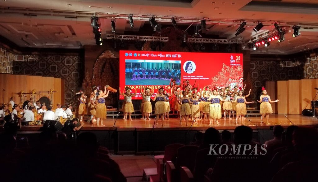 Festival paduan suara Bali International Choir Festival 2022 digelar secara langsung dan melalui virtual. Penampilan dari kelompok paduan suara asal Papua, Biak Faiman Indo Choir, memeriahkan seremoni pembukaan BICF 2022 di Gedung DNA Denpasar, Kota Denpasar, Senin (25/7/2022).