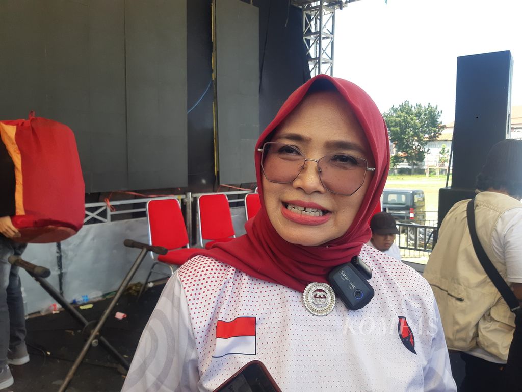 Ketua DPC PDI Perjuangan Kota Cirebon Fitria Pamungkaswati saat diwawancarai di Stadion Bima, Kota Cirebon, Jawa Barat, Sabtu (28/7/2024).