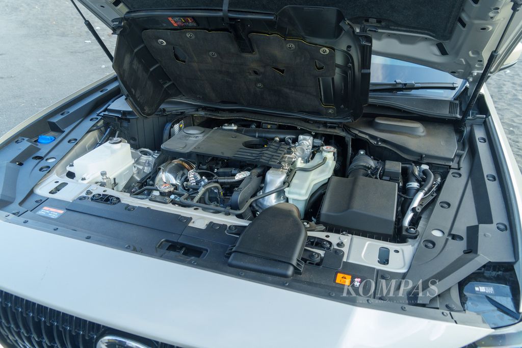 Ruang mesin All-New Mazda CX-60 dengan mesin 6 silinder segaris 3,3 liter yang dilengkapi turbo dan sistem hibrida ringan (<i>mild hybrid</i>).