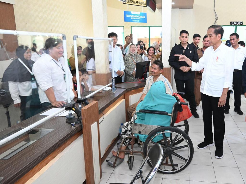 Presiden Joko Widodo mengunjungi RSUD Mas Amsyar Kasongan di Kabupaten Katingan, Kalimantan Tengah, Rabu (26/6/2024). 