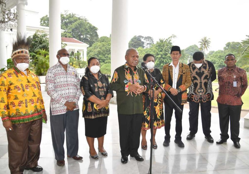 Bupati Jayapura Mathius Awoitauw didampingi perwakilan Majelis Rakyat Papua (MRP) dan Majelis Rakyat Papua Barat dalam keterangan pers usai bertemu Presiden Joko Widodo di Istana Kepresidenan Bogor, Jumat (20/7/2022).