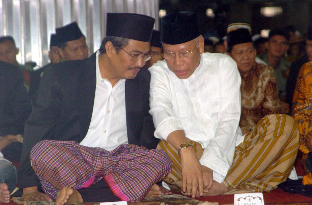 Ketua Mahkamah Agung Bagir Manan (kanan) berbincang serius dengan Ketua Mahkamah Konstitusi Jimly Asshiddiqie sebelum melakukan shalat Idul Fitri 1426 Hijriah di Masjid Istiqlal, Jakarta.