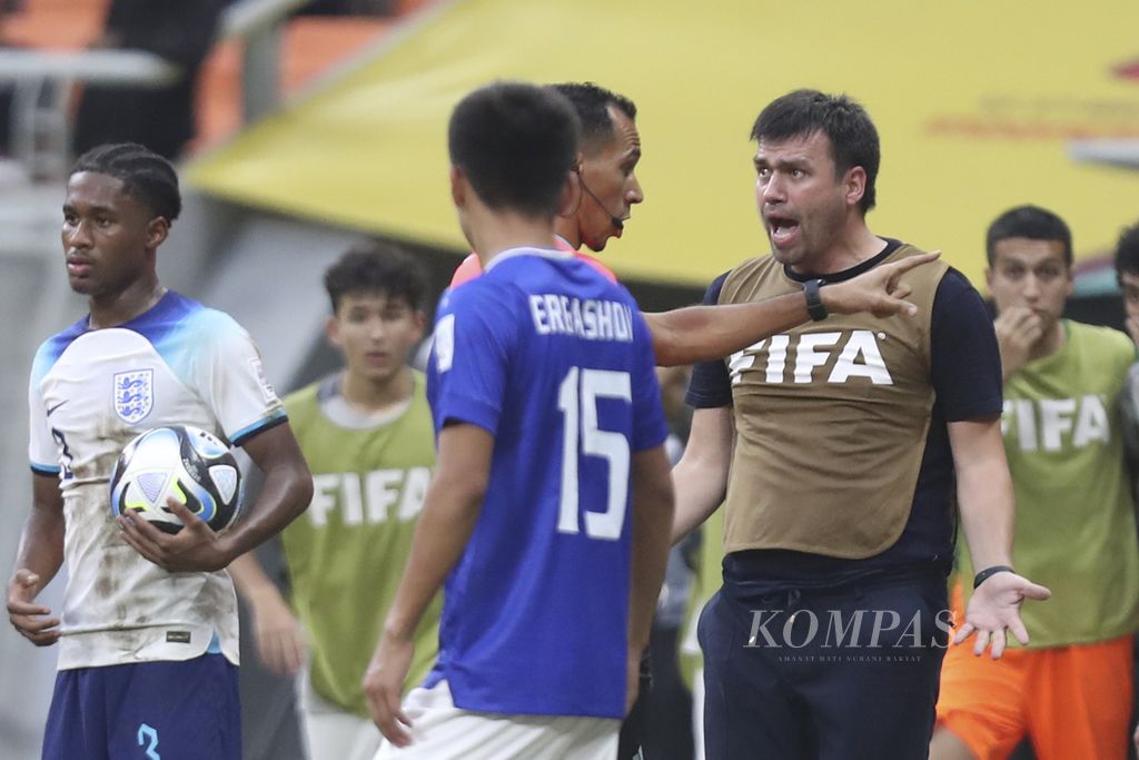 Pelatih Uzbekistan Jamoliddin Rakhmatullaev (kanan) mempertanyakan keputusan wasit memberi kartu merah kepadanya saat laga melawan Inggris pada babak 16 besar Piala Dunia U-17 di Stadion Internasional Jakarta (JIS), Rabu (22/11/2023). FIFA menugaskan tiga wasit asal Indonesia di Piala Dunia U-17 2023.