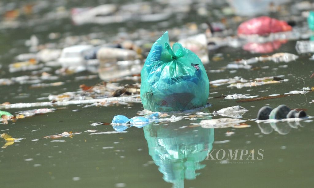Sampah terlihat saat peneliti dari Ecoton mengambil sampel air Sungai Kalimas di Taman Petekan Riverside, Surabaya, Jawa Timur, Rabu (8/7/2020).  Dari hasil penelitian diketahui Sungai Kalimas tercemar oleh limbah mikroplastik dan klorin. 