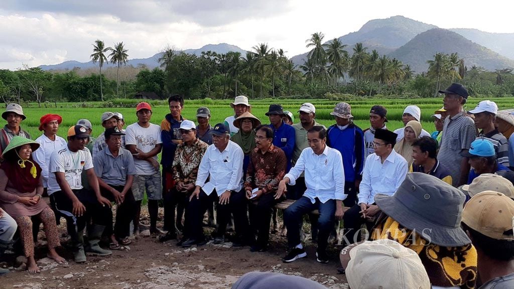 Presiden Joko Widodo beramah-tamah dengan petani di Desa Pernek, Kabupaten Sumbawa, Nusa Tenggara Barat, 29 Juli 2018. Petani meminta Presiden Jokowi menghentikan impor sapi agar harga sapi Sumbawa bisa meningkat.