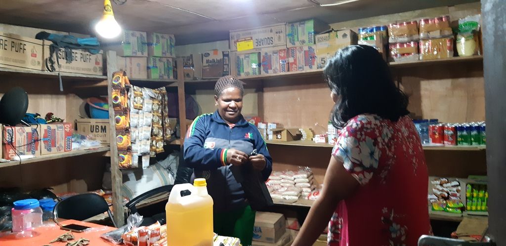 Warga berbelanja di sebuah kios di Distrik Ilaga, Kabupaten Puncak, Papua, 20 Desember 2019.