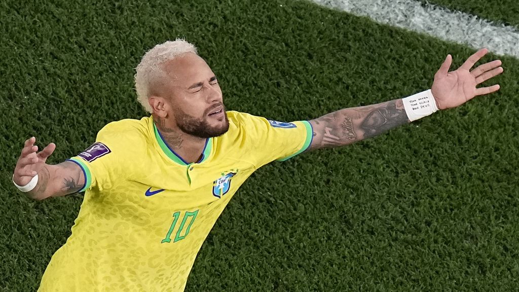 Penyerang Brasil, Neymar, merayakan golnya ke gawang Korea Selatan pada laga babak 16 besar Piala Dunia 2022 di Stadion Education City di Al-Rayyan, Qatar, Selasa (6/12/2022) dini hari WIB. Brasil menang, 4-1.