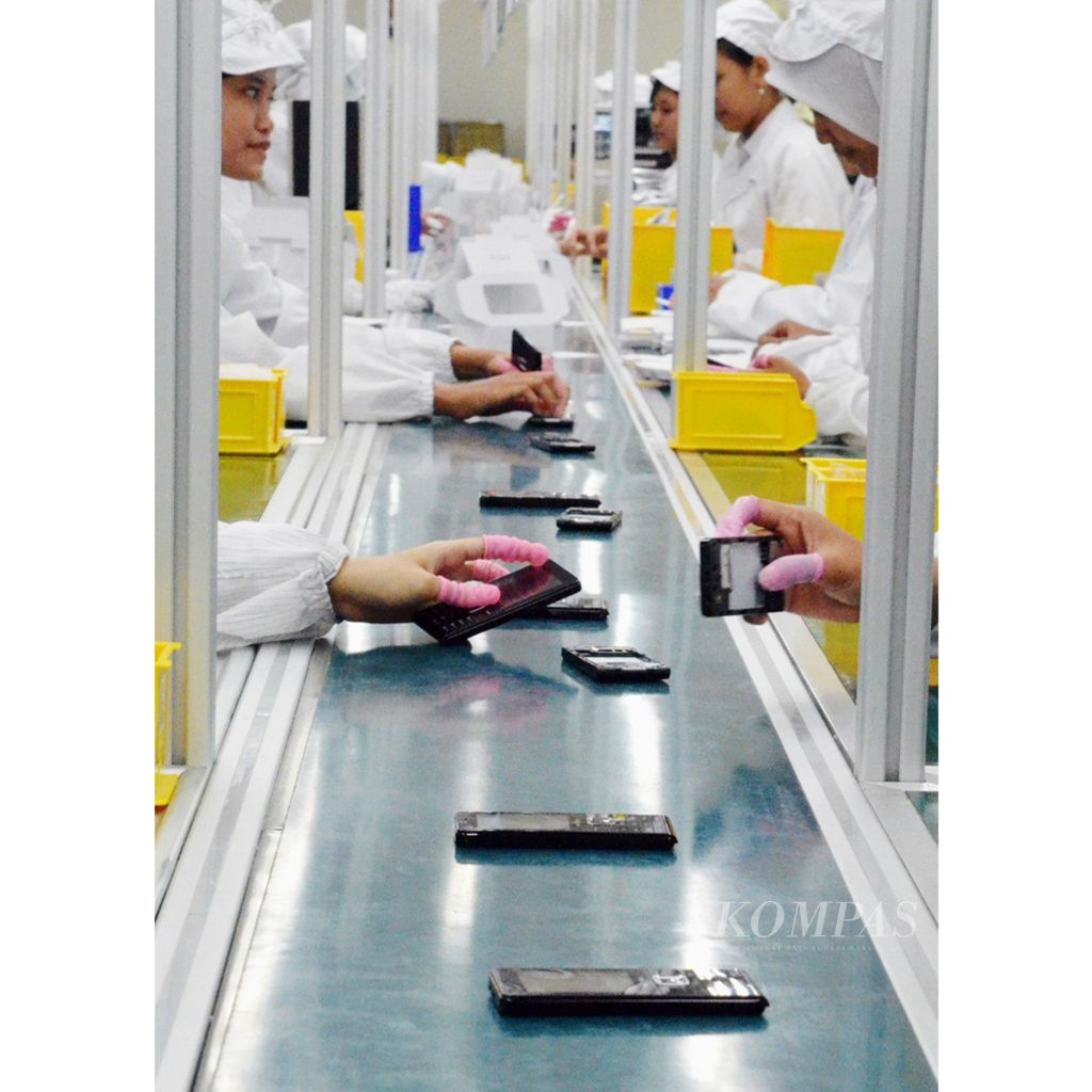 Ilustrasi. Sejumlah karyawan pabrik ponsel Polytron tengah memproduksi ponsel di pabrik ponsel Polytron di Kabupaten Kudus, Jawa Tengah, Senin (23/2). Polytron siap berkompetisi dengan produsen ponsel lain dalam memproduksi ponsel dengan tingkat komponen dalam negeri (TKDN) yang disyaratkan oleh pemerintah, yaitu 40 persen pada 2017.