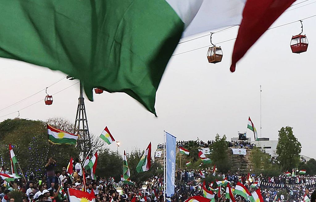 Warga Kurdi Irak mengibarkan bendera Kurdi dalam kampanye di Arbil, ibu kota wilayah otonom Kurdistan Irak, Sabtu (16/9), untuk mengajak penduduk wilayah tersebut memberikan suara dalam referendum kemerdekaan. Referendum Kurdistan Irak dinilai Turki dapat mengancam keamanan nasional mereka. 