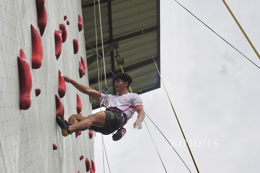 Atlet panjat tebing nomor <i>speed</i> putra, Kiromal Katibin, berlatih di pemusatan latihan panjat tebing di halaman parkir Hotel Santika Premiere, Kota Harapan Indah, Bekasi, Minggu (5/11/2023).