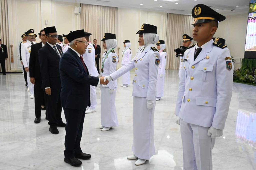 Wakil Presiden Ma'ruf Amin memberikan ucapan selamat kepada perwakilan lulusan Institut Pemerintahan Dalam Negeri (IPDN) angkatan XXX di Istana Wakil Presiden, Jakarta, Kamis (27/7/2023). Sebanyak 1.627 pamong praja muda dilantik hari ini. 