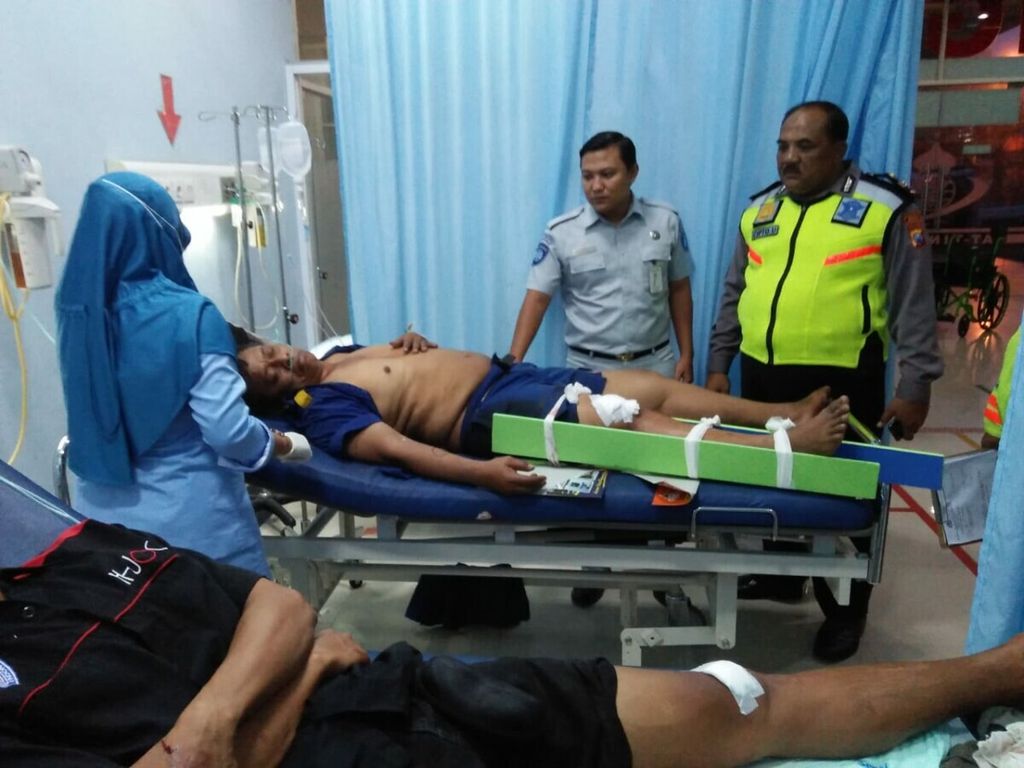 Dampak kecelakaan Bus Sugeng Rahayu yang tercebur ke sungai Jembatan Sidowayah IV di Jenggrik, Kedunggalar, Ngawi, Jawa Timur, Rabu (3/4/2019). Bus milik PO Sumber Group itu terlibat kecelakaan fatal yang mengakibatkan 3 penumpang tewas dan 14 penumpang lainnya termasuk tiga kru bus terluka.