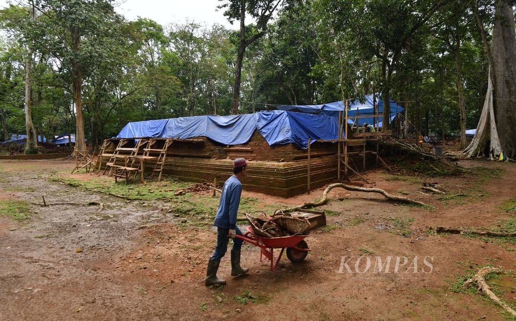 Pekerja melewati salah satu bangunan utama di area pemugaran Candi Kotomahligai di Kawasan Cagar Budaya Nasional (KCBN) Muarajambi, Desa Danau Lamo, Kecamatan Maro Sebo, Muaro Jambi, Jambi, Selasa (9/7/2024). 