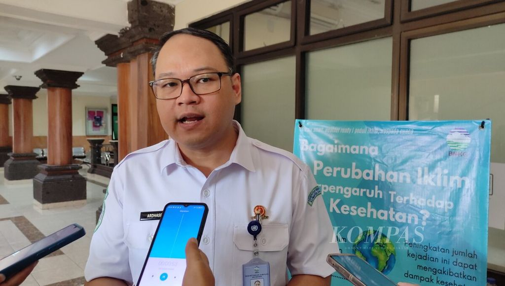 BMKG, along with Bali Provincial Health Office, launched a climate information service program on the applied prediction of dengue fever disease spread, called DBDKlim, at the Faculty of Medicine building of Udayana University, Denpasar, Bali on Tuesday (30/4/2024). Deputy of Climatology at BMKG, Ardhasena Sopaheluwakan, provided information about the DBDKlim service program in Bali Province at the Faculty of Medicine building of Udayana University, Denpasar, on Tuesday (30/4/2024).