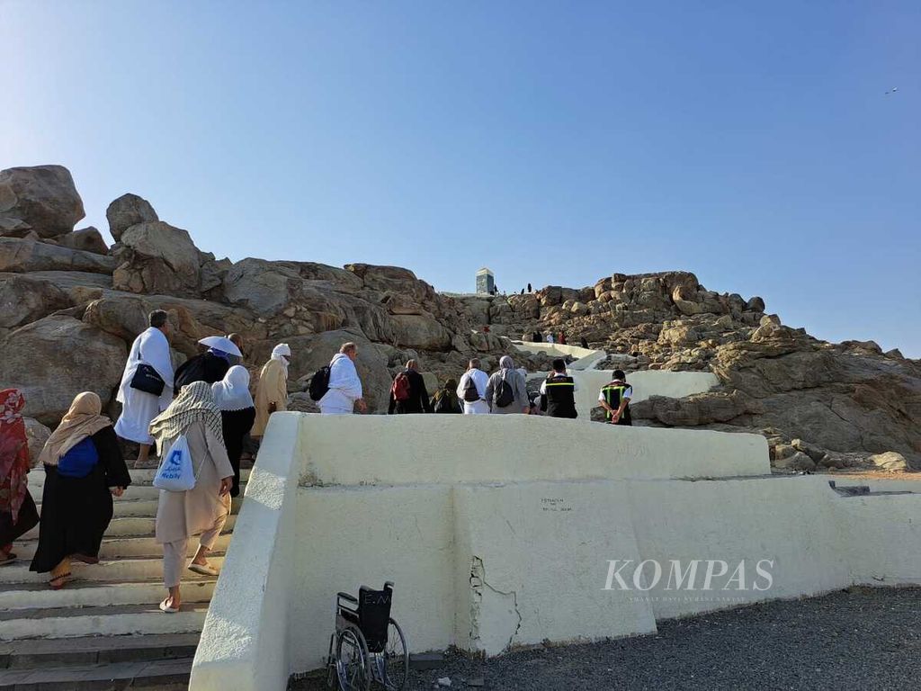 Pendakian menuju puncak Jabal Rahmah pada Rabu (12/7/2023) sore waktu Arab Saudi. Keberadaan Jabal Rahmah sebagai lokasi momen-momen penting dalam sejarah Islam membuat kunjungan ke Bukit Kasih Sayang ini terus mengalir. 