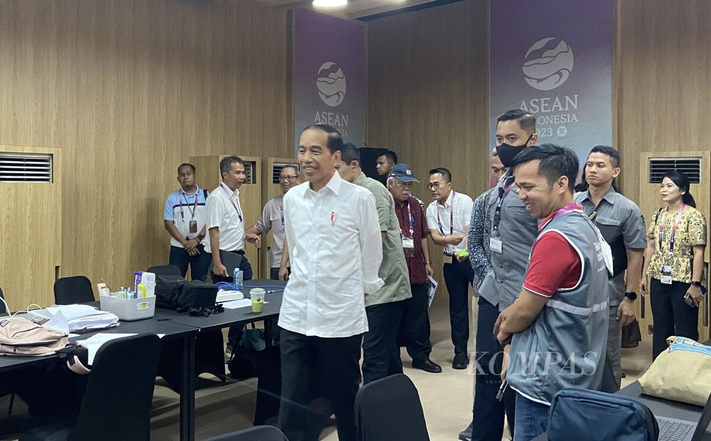 Presiden Joko Widodo meninjau ruang kerja jurnalis menjelang puncak Konferensi Tingkat Tinggi Ke-42 ASEAN di Manggarai Barat, Nusa Tenggara Barat. Rangkaian KTT dimulai dengan pertemuan para wakil tetap negara anggota untuk ASEAN pada Senin (8/5/2023) dan akan ditutup dengan pelayaran bersama para pemimpin ASEAN di perairan Labuan Bajo, Kamis (11/5/2023).