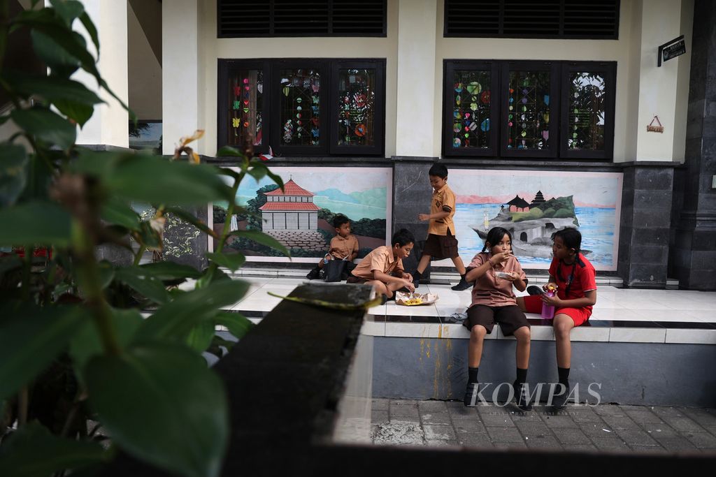 Murid beristirahat saat bersekolah di SD No 1 Kuta, Badung, Bali, Jumat (11/9/2022). 