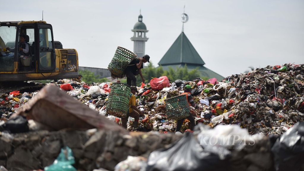 Para pemulung menyortir sampah di Tempat Pembuangan Akhir (TPA) Cipeucang di Kecamatan Serpong, Tangerang Selatan, Banten, yang nyaris penuh, Jumat (29/10/2021). 