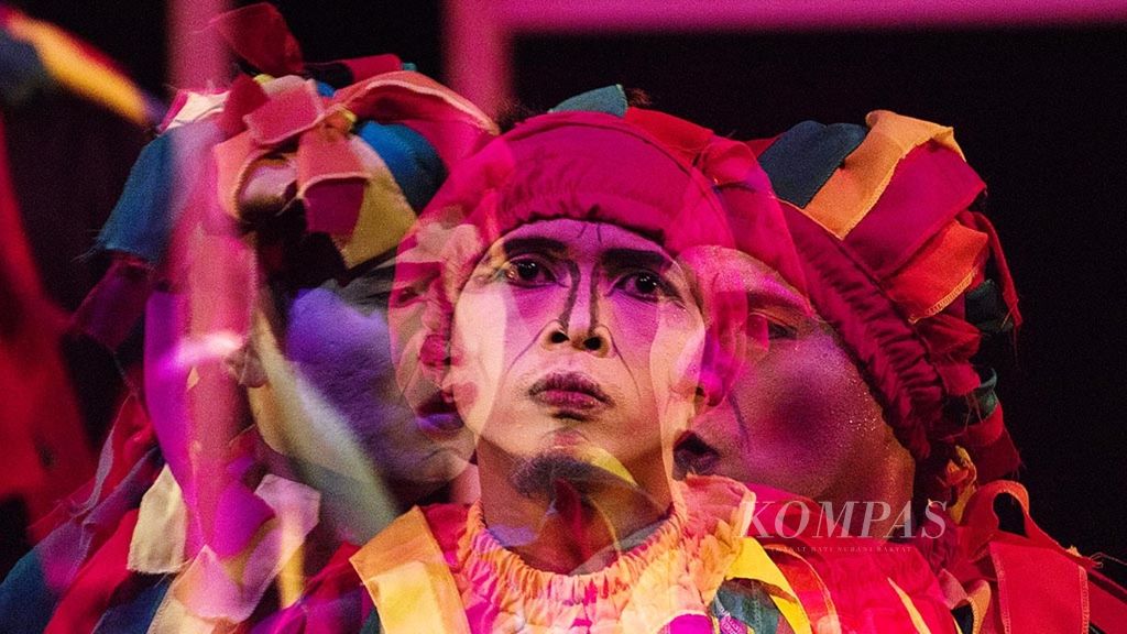 Anggota Teater Sena Didi Mime melakonkan <i>Mati Berdiri</i> di panggung teater Komunitas Salihara, Pasar Minggu, Jakarta, Jumat (10/3/2017). Pertunjukan <i>Mati Berdiri</i> dirangkai dalam adegan-adegan situasi komedi yang minim kata. Kata <i>pertunjukan</i> berbeda maknanya dengan <i>pertunjukkan</i>.