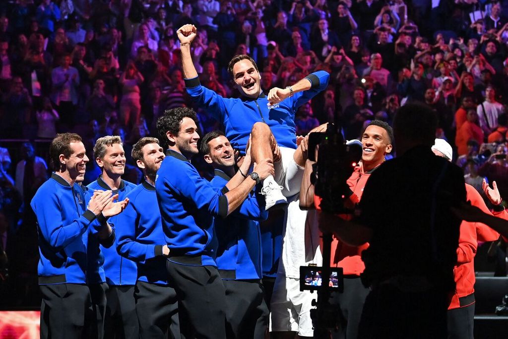 Petenis Swiss, Roger Federer, diangkat beramai-ramai oleh rekan setimnya dari Tim Eropa seusai pertandingan ganda putra kejuaraan beregu Piala Laver di O2 Arena, London, 23 September 2022. 