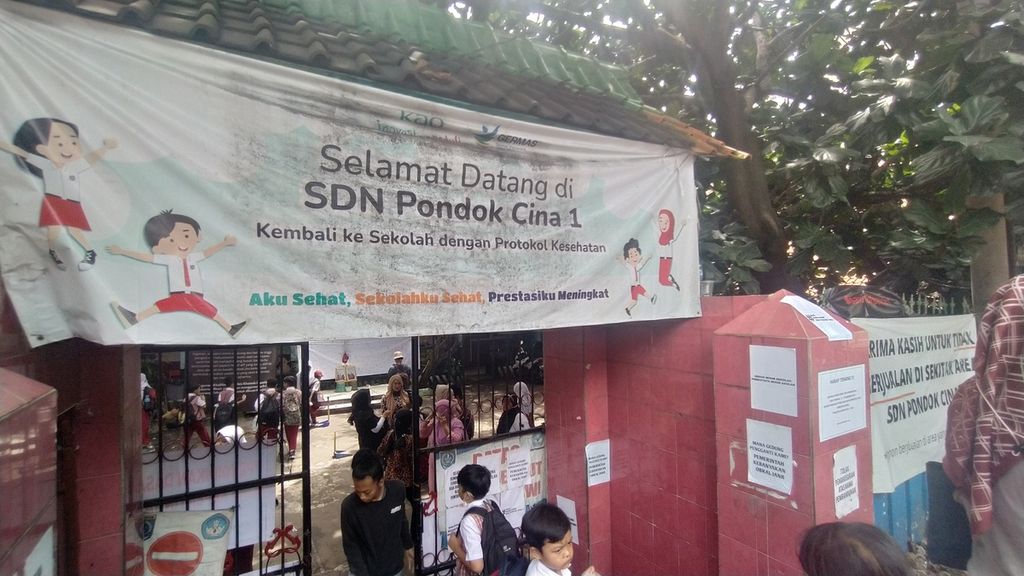 Ilustrasi-Sejumlah siswa SDN Pondok Cina 1, Kecamatan Beji, Kota Depok, Depok, Selasa (13/12/2022), masih didampingi oleh para sukarelawan dan orangtuanya.