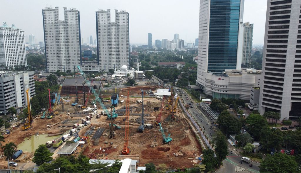 Alat berat digunakan pekerja untuk menyelesaikan pembangunan gedung pencakar langit Oasis Central Sudirman di Jalan Jenderal Sudirman, Jakarta, Kamis (8/6/2023). 