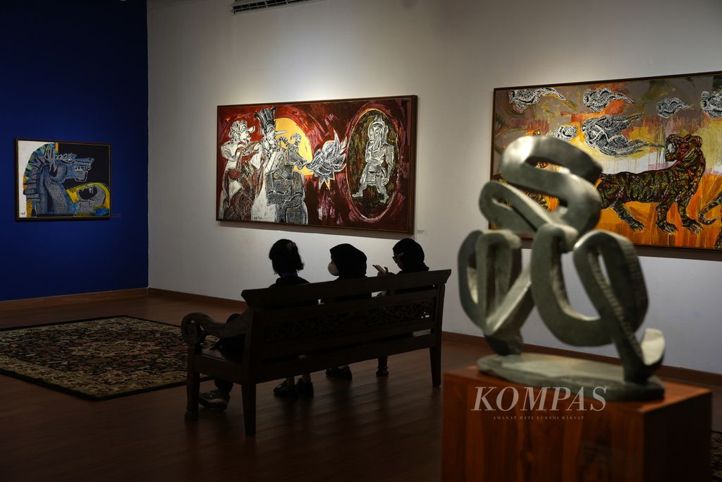 Melik Nggendong Lali Fine Art Exhibition by Butet Kartaredjasa at Building A, National Gallery of Indonesia, Jakarta, Thursday (25/4/2024).