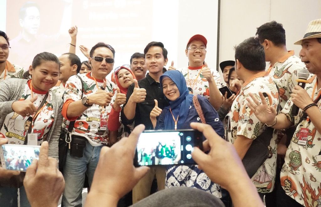Para sukarelawan berfoto bersama dengan Gibran Rakabuming Raka seusai acara Rembug Relawan Kancane Gibran Gaes di Solo, Jawa Tengah, Minggu (5/1/2020).