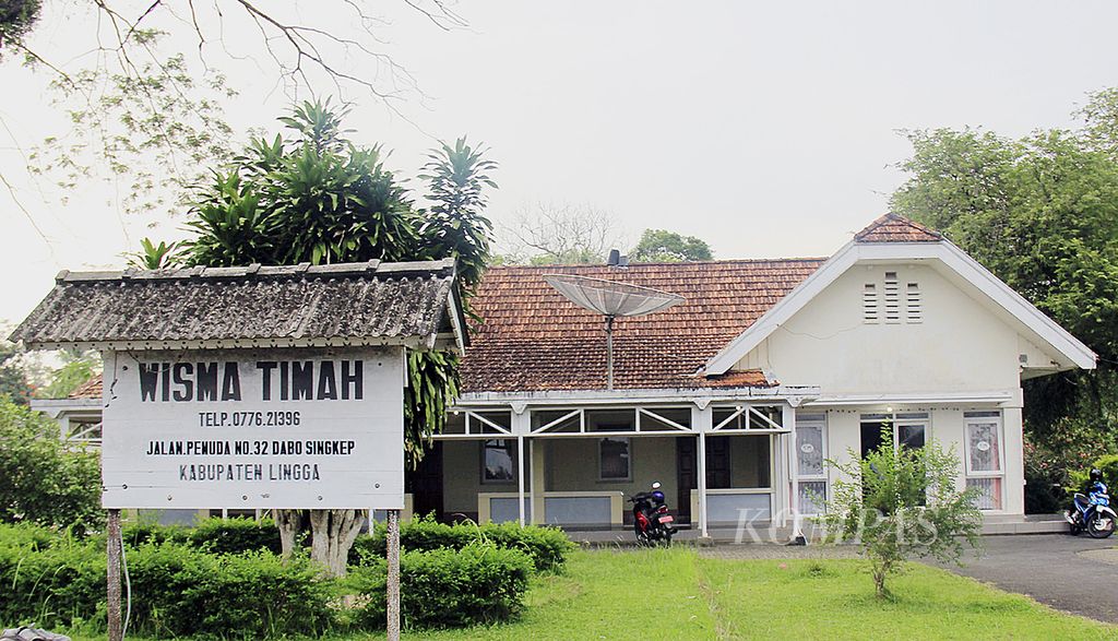 Bangunan peninggalan PT Timah di Lingga, Kepulauan Riau, Maret 2016.