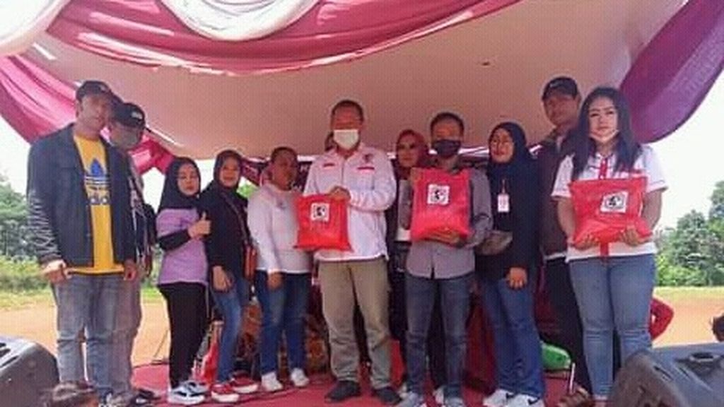 Sukarelawan Gema Perjuangan Maharani Nusantara (GPMN) membagikan sembako kepada masyarakat.