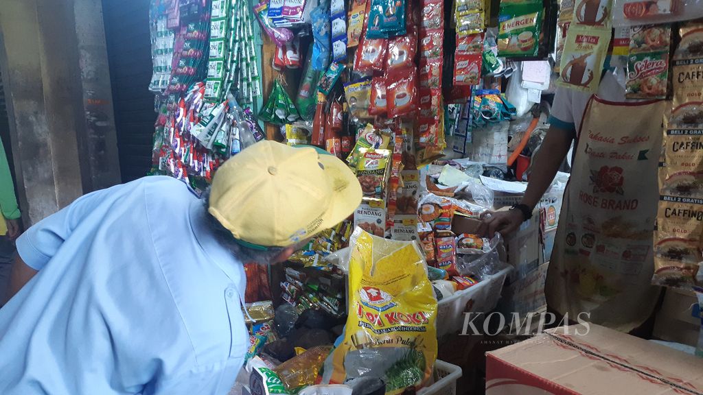 Aktivitas perdagangan di Pasar Sekanak, Palembang, Rabu (26/1/2022). Harga minyak goreng di pasar tradisional masih tinggi. Hal ini disebabkan pedagang masih menjual stok lama.