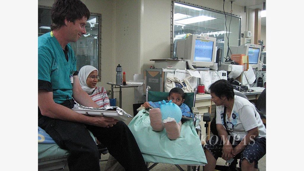 Zahrul Ilham (4), yang terkena luka bakar serius, menjalani transplantasi kulit di kapal rumah sakit milik Angkatan Laut Amerika Serikat, USNS Mercy. Ia sudah 11 hari dirawat di rumah sakit terapung itu.