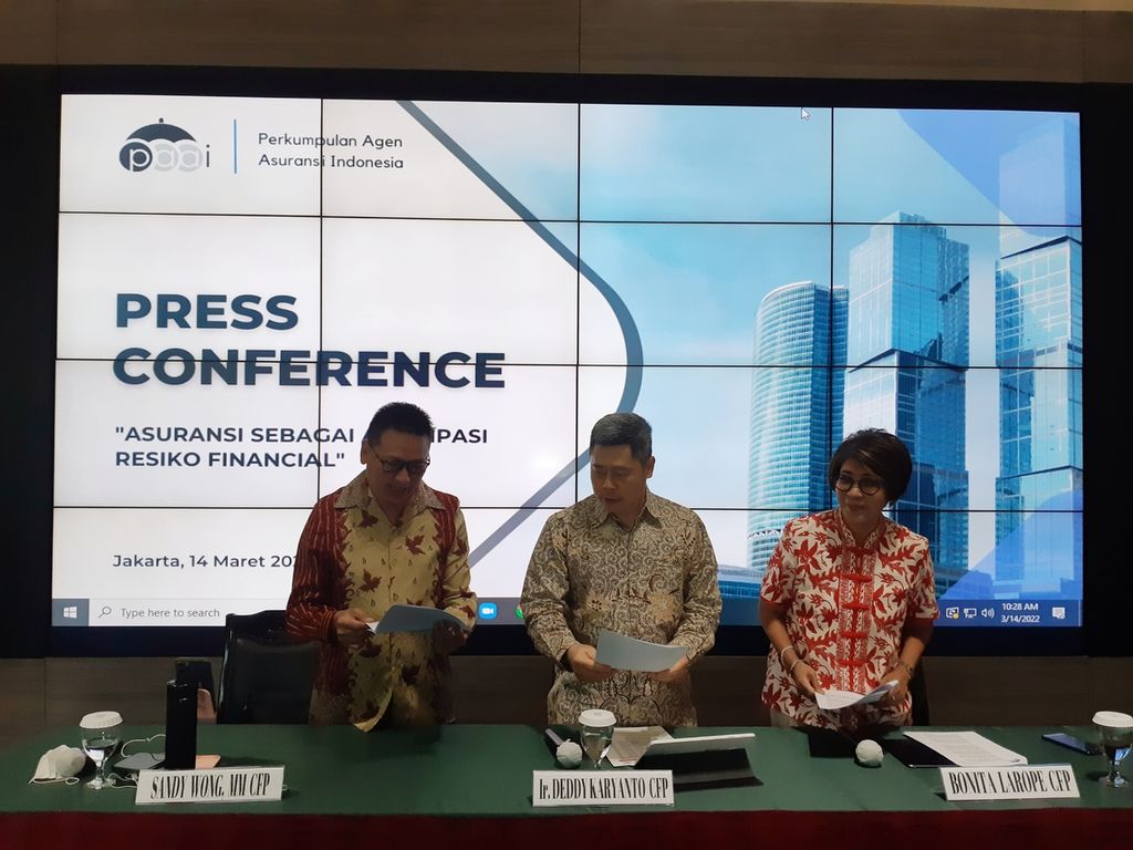 Pendiri Perhimpunan Agen Asuransi Indonesia (PAAI) Wong Sandy Surya, Duta PAAI Deddy Karyanto, dan perencana keuangan Bonita Larope (dari kiri ke kanan) dalam jumpa pers PAAI di Jakarta, Senin (14/3/2022).