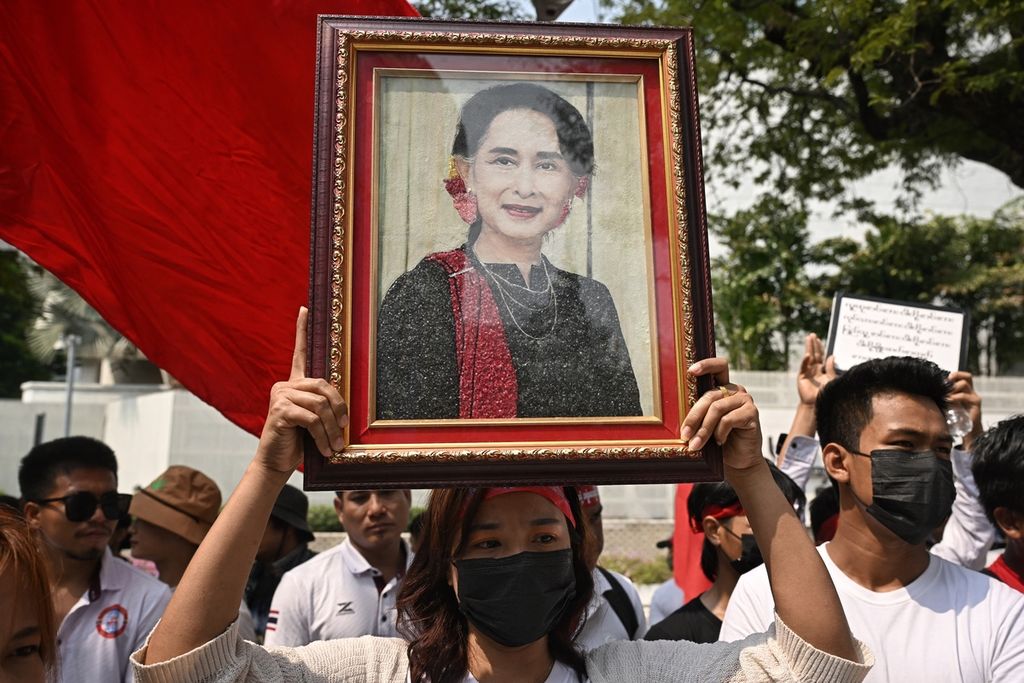 Pengunjuk rasa mengusung gambar tokoh demokrasi Myanmar, Aung San Suu Kyi, dalam demonstrasi di depan kantor Perserikatan Bangsa-Bangsa di Bangkok, Thailand, 1 Februari 2024