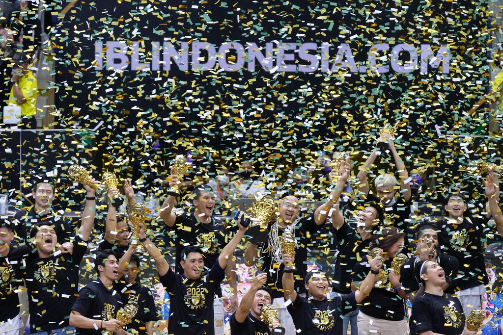 Suasana kemeriahan Satria Muda Pertamina Jakarta merayakan gelar juara IBl 2022 di Arena C-Tra, Bandung, Jawa Barat, Minggu (28/8/2022). 