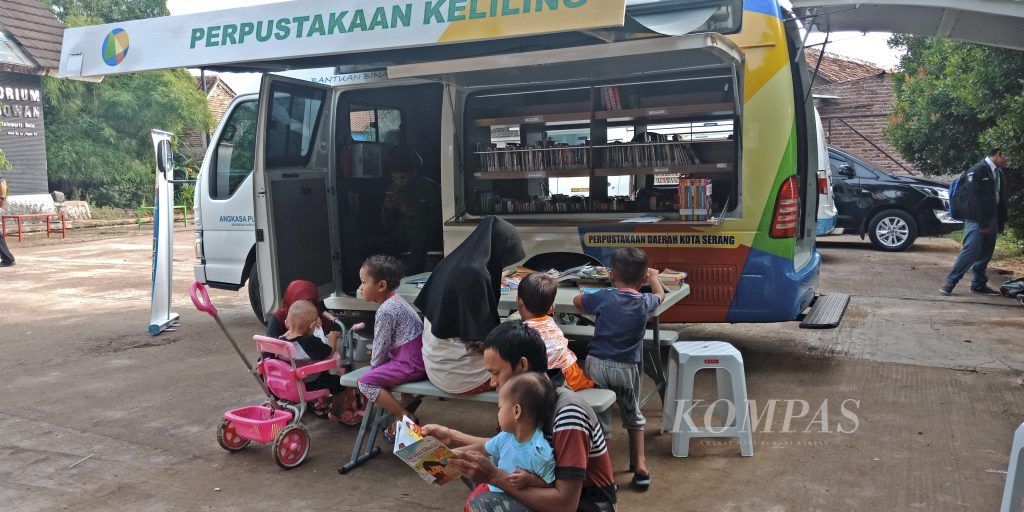 Anak-anak membaca buku di mobil perpustakaan keliling milik Pemda Banten saat menghadiri rangkaian acara literasi di Rumah Dunia di Kota Serang, Banten, pada Sabtu (21/4/2018). Acara digagas Forum Taman Bacaan Masyarakat.