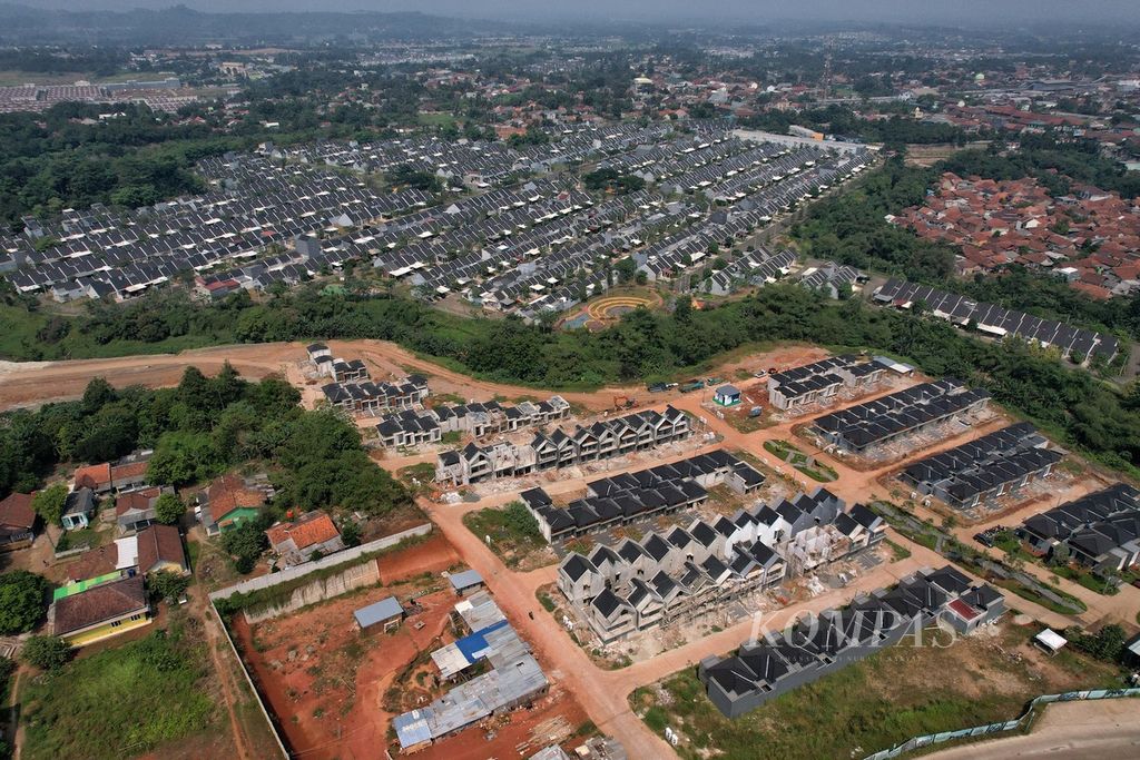 Lanskap pembangunan rumah tapak di kompleks perumahan kawasan Karang Tengah, Pagedangan, Tangerang, Banten, Minggu (23/7/2023). 