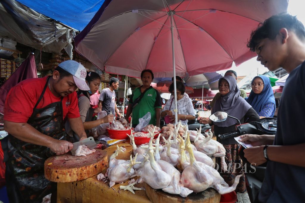 Pedagang menyiapkan ayam yang dipesan warga di Pasar Kebayoran Lama, Jakarta, Senin (11/3/2024). Animo masyarakat untuk berbelanja tetap tinggi di tengah tingginya harga bahan pokok. Warga berbelanja bahan pokok untuk mempersiapkan sahur pertama Ramadhan 1445 Hijriah/2024.