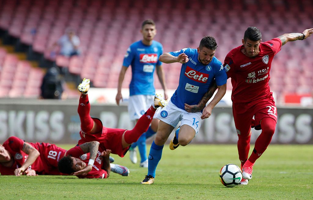Pemain  Napoli, Dries Mertens (kedua kanan), berebut  bola dengan pemain Cagliari, Artur Ionita, pada pertandingan Liga Italia di Stadion San Paolo,  Minggu (1/10). Pertandingan ini dimenangi Napoli dengan skor 3-0.
