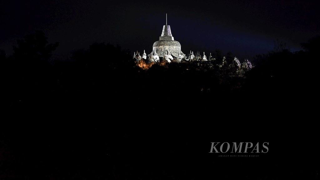 Candi Borobudur yang disorot cahaya lampu terlihat dari Desa Borobudur, Kecamatan Borobudur, Kabupaten Magelang, Jawa Tengah, Selasa (6/11/2018) malam. 