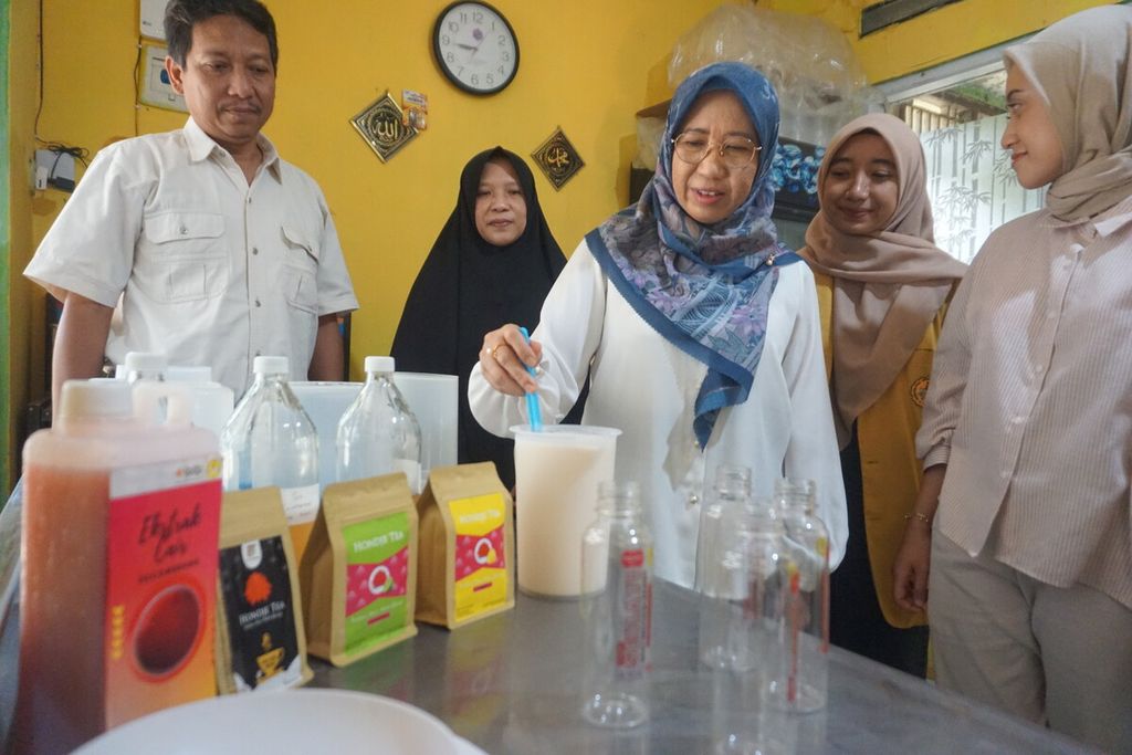 Mahasiswa bersama tim dosen Universitas Jenderal Soedirman, Purwokerto, mengembangkan bunga kecombrang untuk perisa alami yogurt, Jumat (8/9/2023).