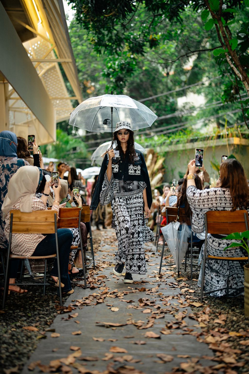 Busana koleksi ”Rain” Ghea Resort by Amanda Janna yang ditampilkan pada 5 Desember 2022.