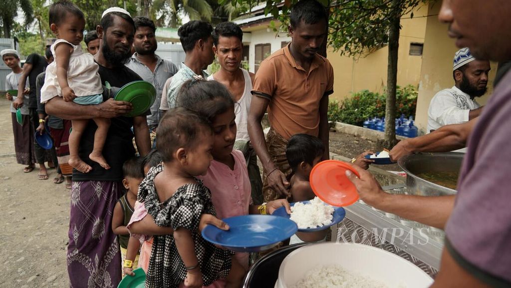 Pengungsi anak-anak turut mengantre pembagian makan siang di tempat penampungan pengungsi Rohingya di Yayasan Mina Raya, Kecamatan Padang Tiji, Kabupaten Pidie, Aceh, Kamis (23/11/2023). Di tempat ini ada sekitar 400 pengungsi yang datang dalam tiga gelombang, gelombang pertama akhir 2022,  kemudian gelombang kedua dan ketiga tiba pada 14 dan 15 November 2023.