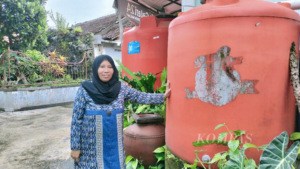Sri Wahyuningsih menunjukkan salah satu tandon berkapasitas 5.000 liter air yang digunakan untuk menampung air hujan di rumahnya di Kabupaten Sleman, DIY, Sabtu (9/3/2024).