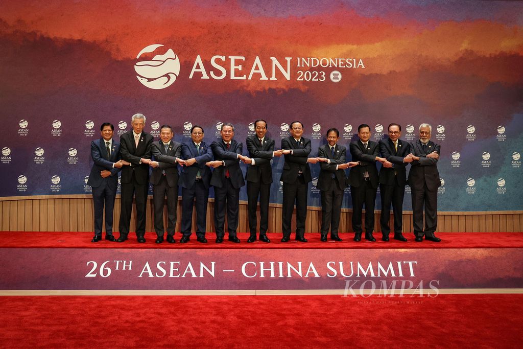 Para pemimpin ASEAN berfoto bersama sebelum konferensi di Jakarta, Rabu (6/9/2023). ASEAN dan China bertemu dalam rangkaian KTT ke-43 ASEAN. 