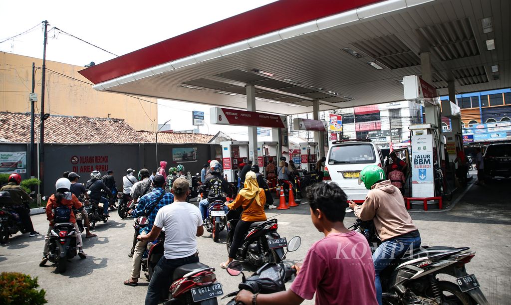 Antrean pengendara sepeda motor yang hendak mengisi bahan bakar minyak (BBM) bersubsidi jenis pertalite di SPBU di kawasan Larangan, Kota Tangerang, Banten, Senin (2/10/2023). 