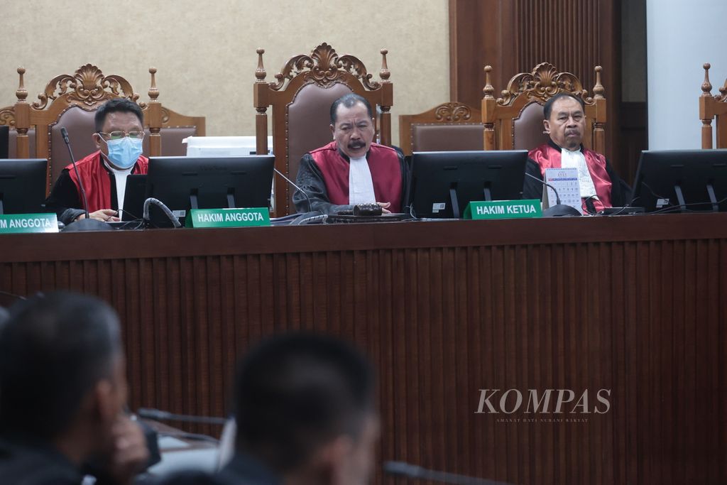 Majelis hakim memimpin sidang lanjutan dengan terdakwa bekas Menteri Komunikasi dan Informatika Johnny G Plate di Pengadilan Negeri Jakarta Pusat, Jakarta, Selasa (4/7/2023). 