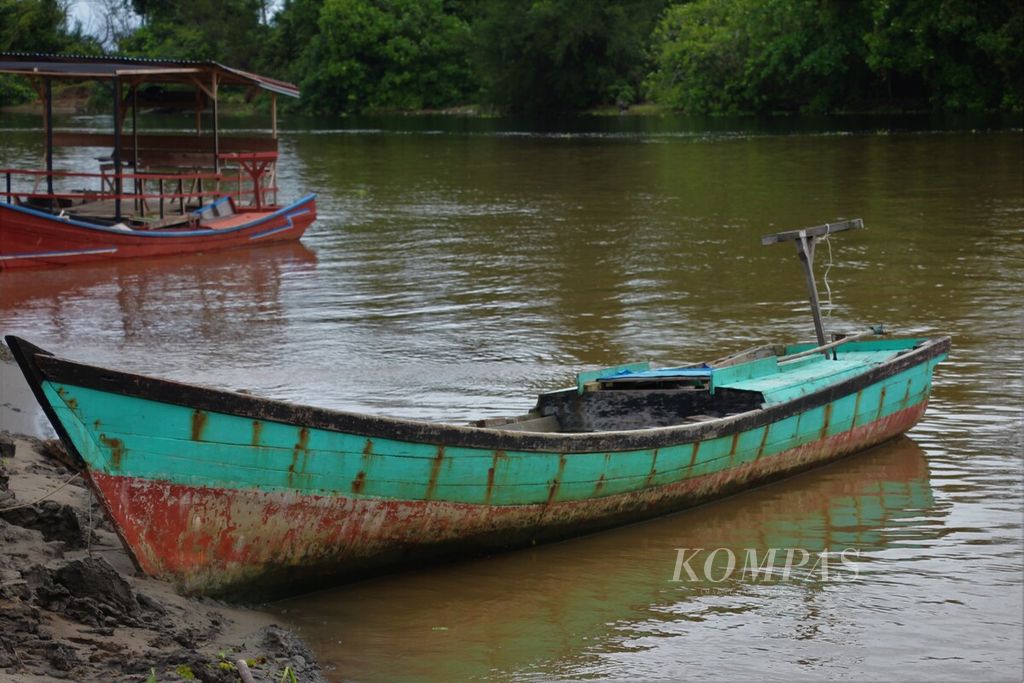 Profesi sebagian warga di Kecamatan Kuala Baru, Kabupaten Aceh Singkil, Aceh, adalah nelayan. Dengan menggunakan perahu kecil, mereka berlayar mencari ikan. Tiga desa di Kuala Baru terpisah dengan daratan ibu kota Aceh Singkil. Warga mengandalkan perahu untuk bisa akses ke kota kabupaten.