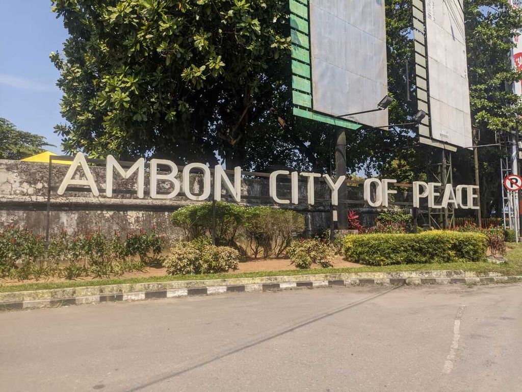 Ikon Ambon City of Peace yang berada di sisi luar Benteng Nieuw Victoria, Ambon, Maluku, Kamis (26/10/2023).